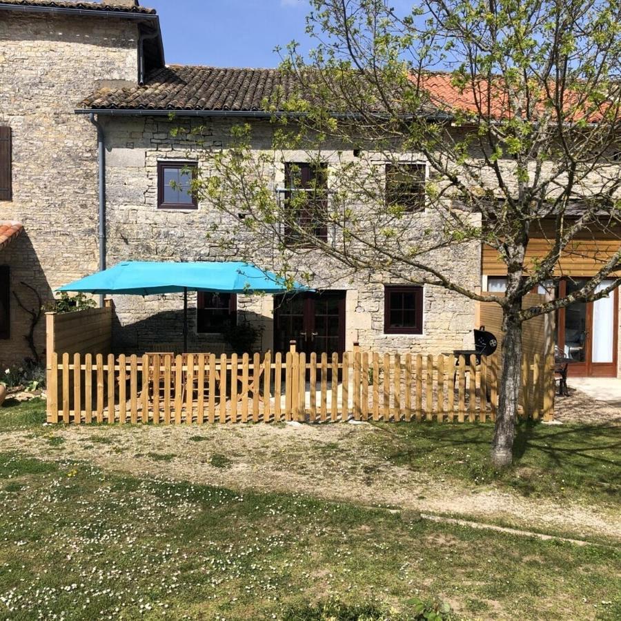 Blacksmiths Cottage In Blanzay - 3 Beds エクステリア 写真