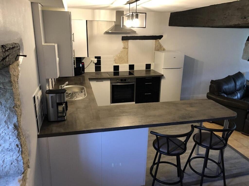 Blacksmiths Cottage In Blanzay - 3 Beds エクステリア 写真