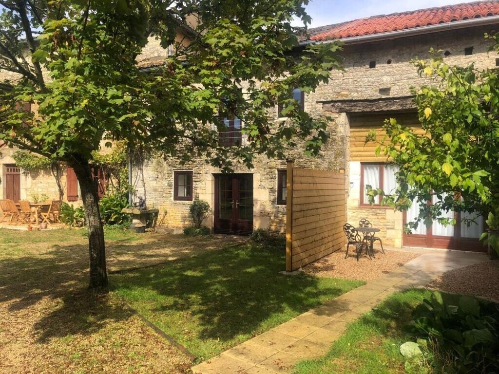 Blacksmiths Cottage In Blanzay - 3 Beds エクステリア 写真
