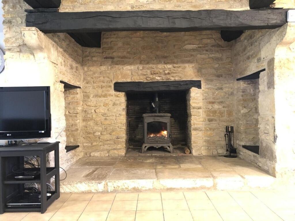 Blacksmiths Cottage In Blanzay - 3 Beds エクステリア 写真